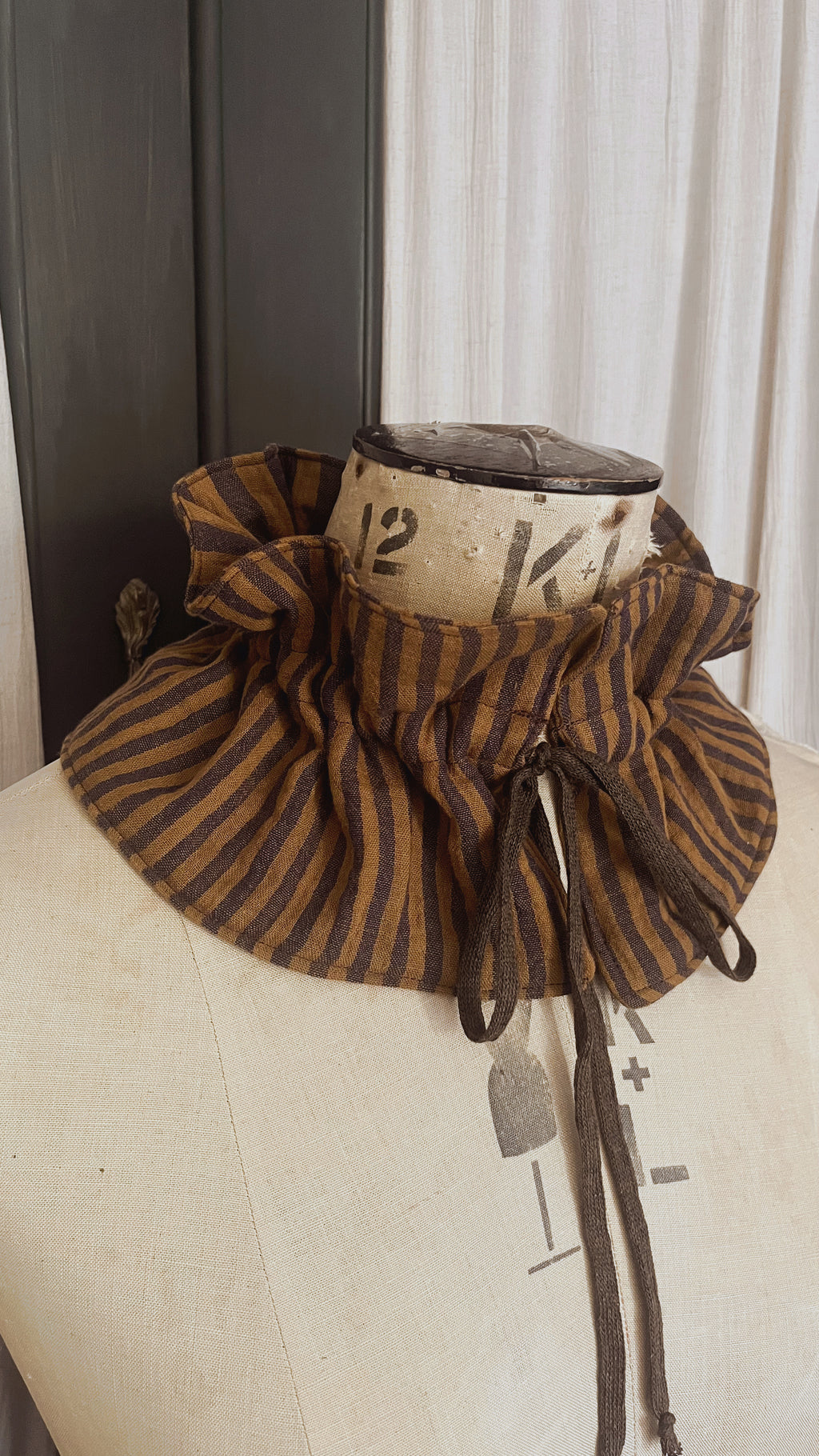Anouk reversible brown ruffle stripe collar