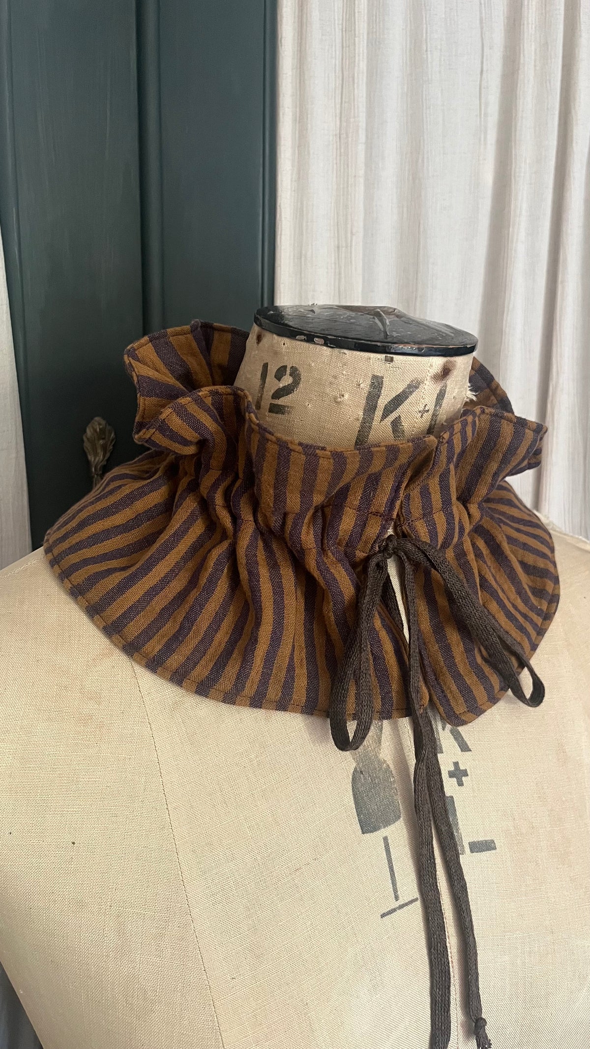 Anouk reversible brown ruffle stripe collar