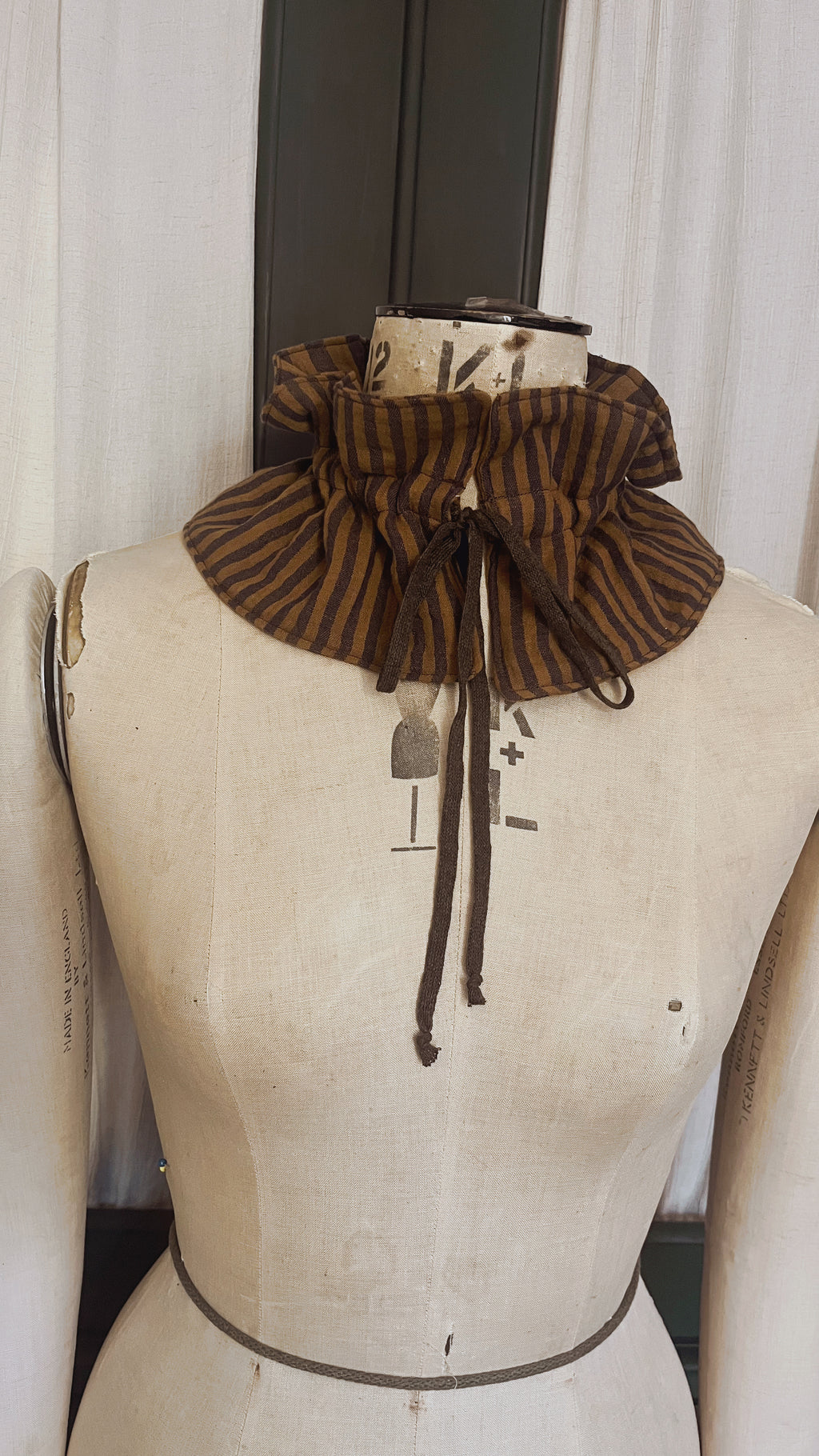 Anouk reversible brown ruffle stripe collar