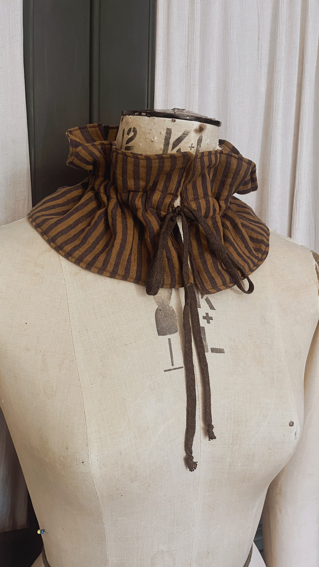 Anouk reversible brown ruffle stripe collar