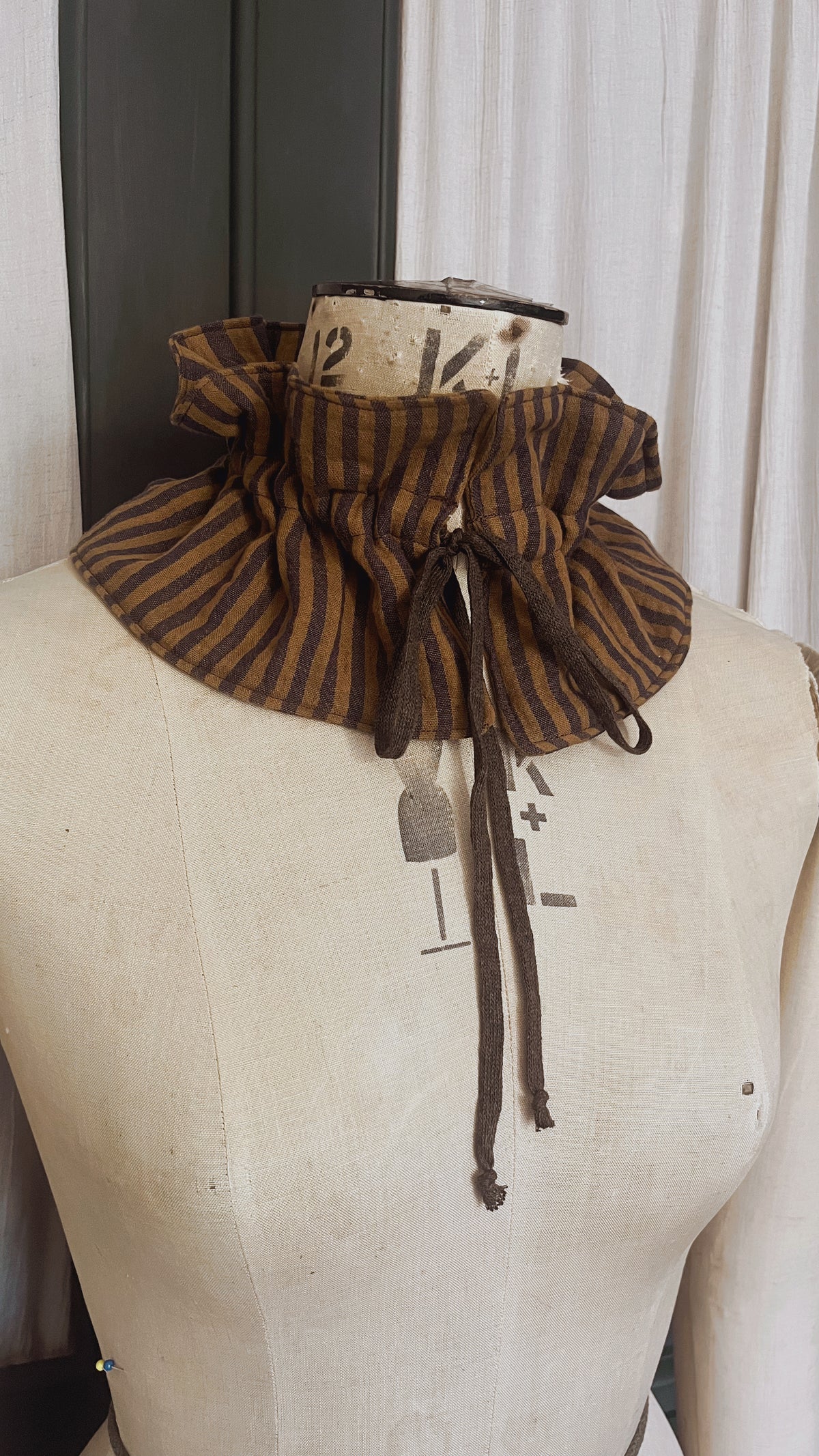 Anouk reversible brown ruffle stripe collar